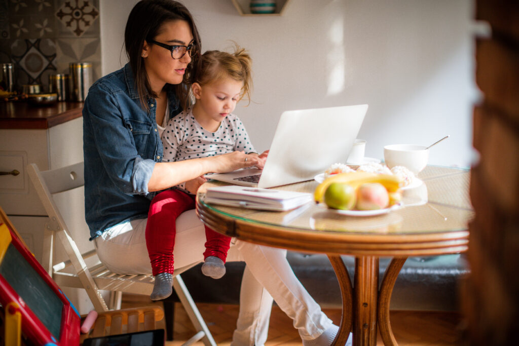 Easy Side Hustle Work From Home Side Business Where You Can Make Your Own Hours For Homeschool Moms While Your Kids Study